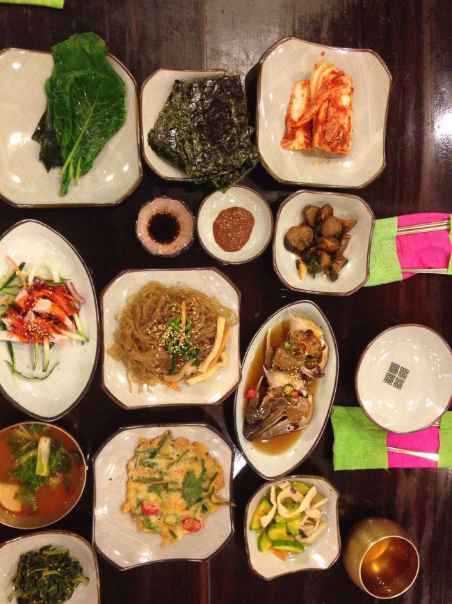 釜山国際市場にある クンチ または クンチブ の定食です。ホントはカンジャンケジャンで有名。どの定食も小皿いーっばいで、どれも美味。大きなレストランですので直ぐわかると思います。