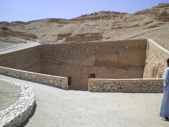 その後、貴族の墓にタクシーで移動。
ミンナの墓の女三楽師の壁画に魅入ってしまいました。センネフェルの墓の天井もよかったです。
どこもバクシーシに苦労します。