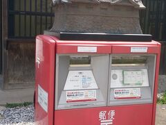 駐車場前のポスト。上には彦根城が乗っています。