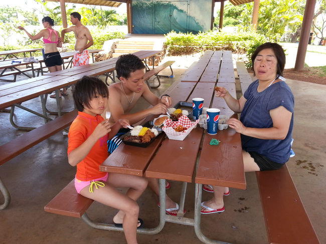 ここは持ち込みNGです。<br />一人水一本だけ持って入ることができます。<br />お昼はそこそこの値段でそこそこのお味の物が食べられます。(^o^)