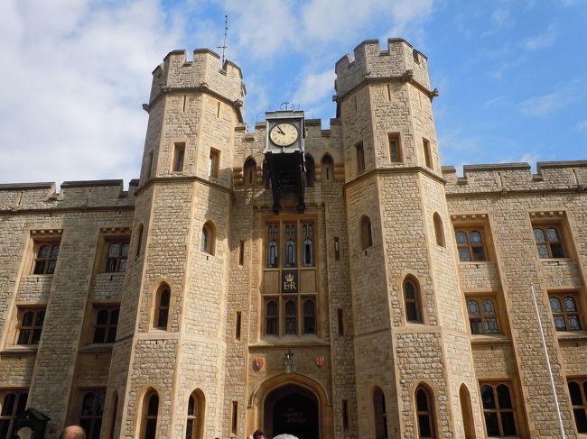 ジュエルに興味はなかったけど、<br /><br />有名みたいだし、すいてたし、せっかくなのでふらっと入ってみる。<br /><br /><br /><br /><br />早い時間に入ってて正解だった！<br />お昼頃には気が遠くなりそうなくらいの列ができてた！