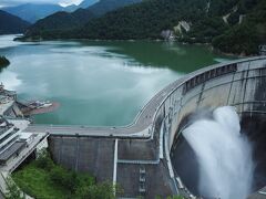 明けて２日目、黒部ダムへやって
やってきました。

わぁ〜さすが日本一のダム。
すごい迫力ねぇ〜♪