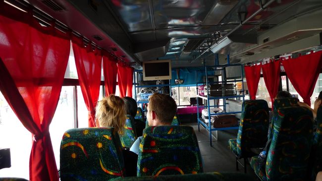 マニラ空港のターミナル３に到着後、出口を出て右に進むと「Ｍ」の標識がありました。<br />もしかして・・・とたずねてみると、はやりマリオットの送迎です。<br />ただ、すべての乗客がマリオットで降りたわけではないので、ニューポートシティ周辺ホテルの共用バスかもしれません。