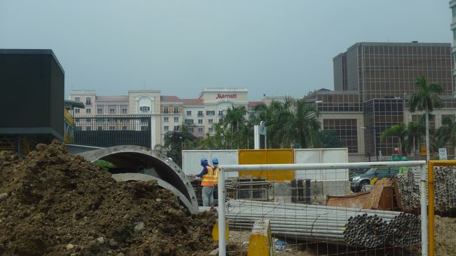 出発するとすぐにマリオットが見えてきました。<br />5分で到着です。<br />周辺は工事だらけでした。<br />