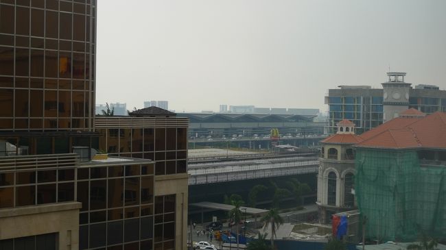 部屋からは空港ターミナルが見えました。<br />日本であれば、歩道橋を渡すか、地下でつなげてしまうか程度の距離です。