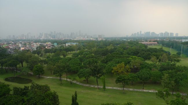 ラウンジからの眺めです。<br />ゴルフコースビューでした。<br />遠くに見えるビル群はどの辺りなのか・・・。<br />マニラは初めてなので、想像もつきません。