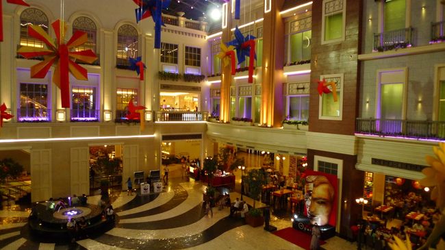 ホテルと連結しているニューポートシティです。<br />最初迷いましたが、レセプションを正面に見て右手奥へずっと進むとカジノが見えます。<br />カジノの入り口を右折するとショッピングモールに入れました。<br />