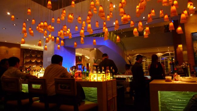 その後ホテルのバーに寄って、