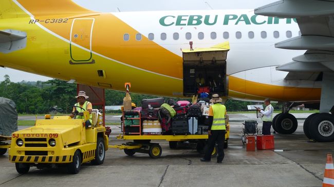 真近で飛行機を眺める人が多く、早く進むようにと注意されます。