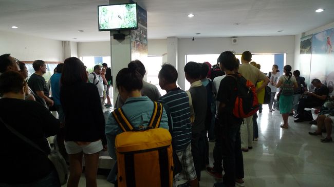 小さな空港なので、荷物のターンテーブル付近は大混雑。