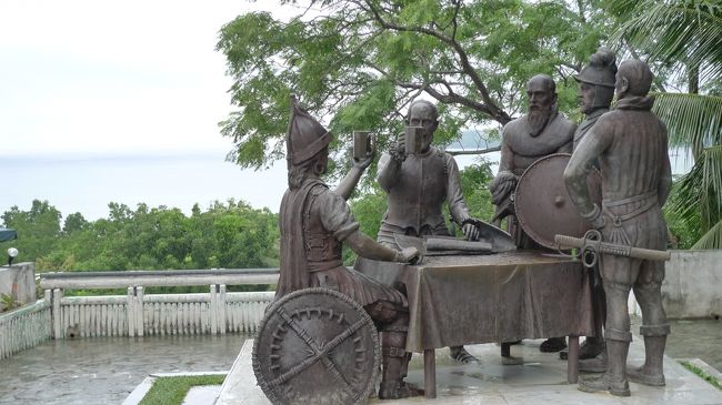 空港を出て最初に向かった先は、血盟記念碑。<br />一緒に乾杯しながら写真に写るのが、はやりなのだとか。