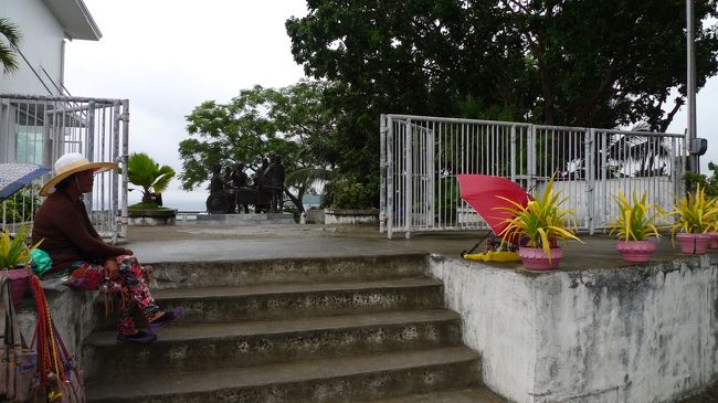 その記念碑は、えっ、こんなところに？<br />というような道端にあります。