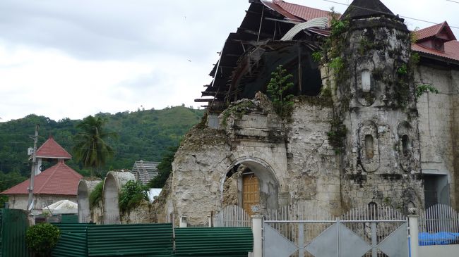 2013年の地震で崩れ落ちた教会です。<br />
