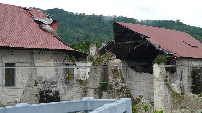 真ん中部分の屋根が完全に崩落しています。<br />スペイン統治時代の建物は、軒並み被害をうけたそうです。