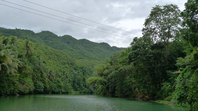 ロボック川クルーズに参加しました（450PHP）。<br />上を通るワイヤーロープは、ジップラインとのこと。