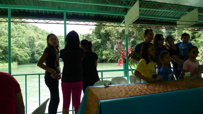 滝が見えると、そこかしこで記念撮影が始まります。