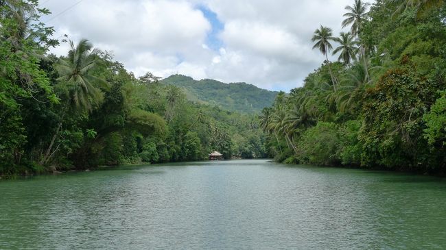 左手前方の東屋のような所へ立ち寄ると・・・