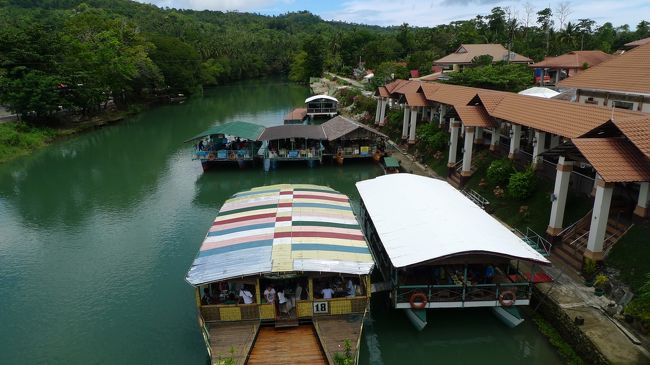 川にかかる橋から見たクルーズ発着所。