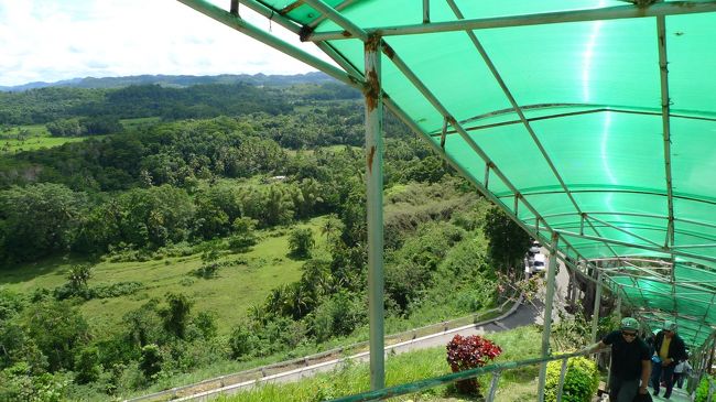 けっこう急な階段を登ります。