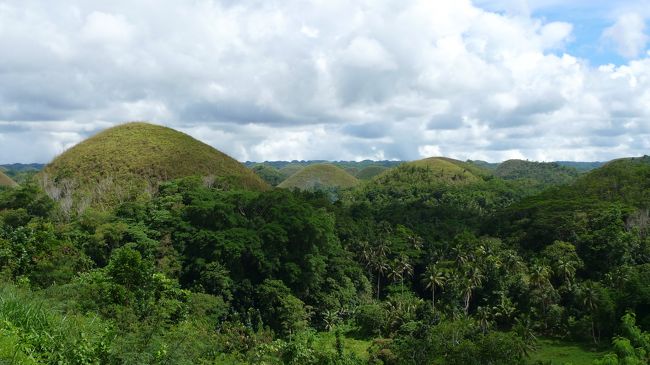 ちなみに、展望台のないチョコレート丘に登る人もいるとのこと。<br />