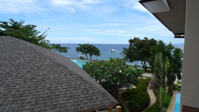ボホール島から橋で渡れる、パングラオ島へ。<br />ここまでの観光は、「ぼほるーと」さんのご厄介になりました。<br />http://bohoroutetour.jimdo.com/<br />2,500PHP/人。<br />ここから、アロナビーチのアモリータリゾートに4泊します。<br />部屋からは、かろうじて海が見えました。