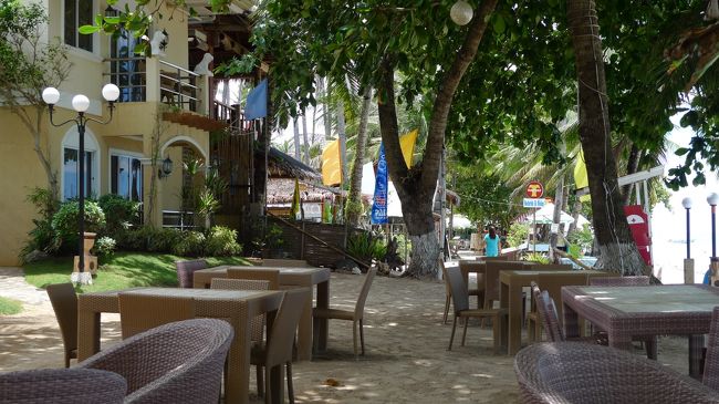 アロナビーチにはホテルが数珠繋ぎに建っていて、そのホテルとビーチの間には、細い道が通っています。