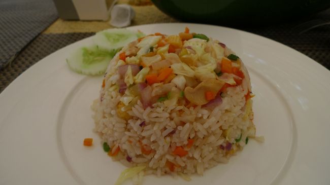 それでも、ホテルの朝食に辟易していたので、<br />フライドライスと、