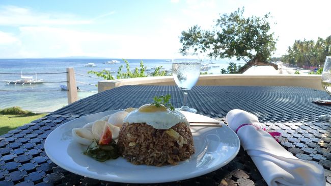 アモリータからビーチを前にして昼食。<br />美味しそうに見えるものの、味が濃すぎです。