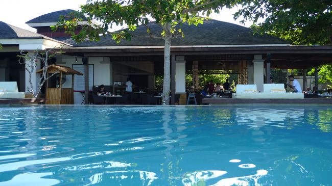 プールからレストランの眺め。