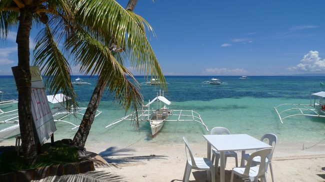 レストラン前のビーチは、鮮やかな蒼。