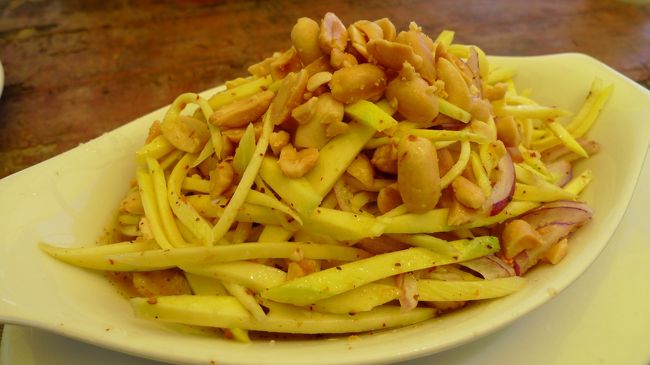 パパイヤサラダは、青いパパイヤではなく、半熟でした。