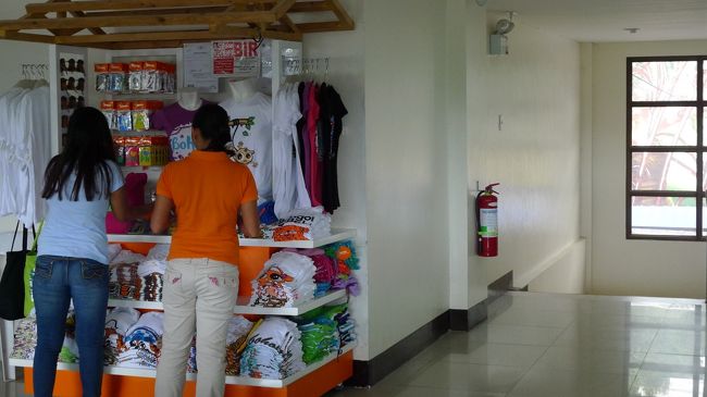 ホテルをチェックアウトし空港へ。<br />空港の2階には、いくつか売店があります。