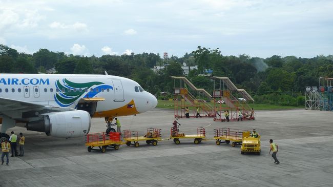 古代の攻城兵器のように、人力でブリッジが運ばれます。