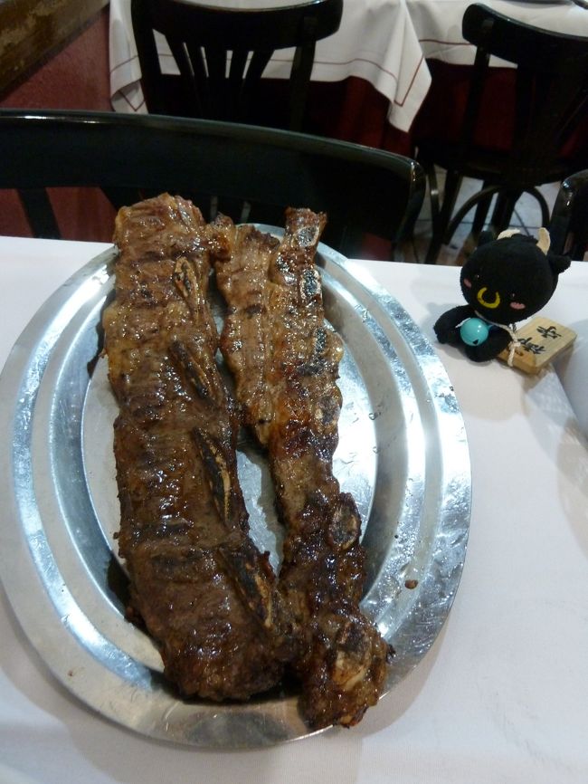 アサードとゆう肉。<br />塩コショウだけの味付けだけど美味しかった〜。