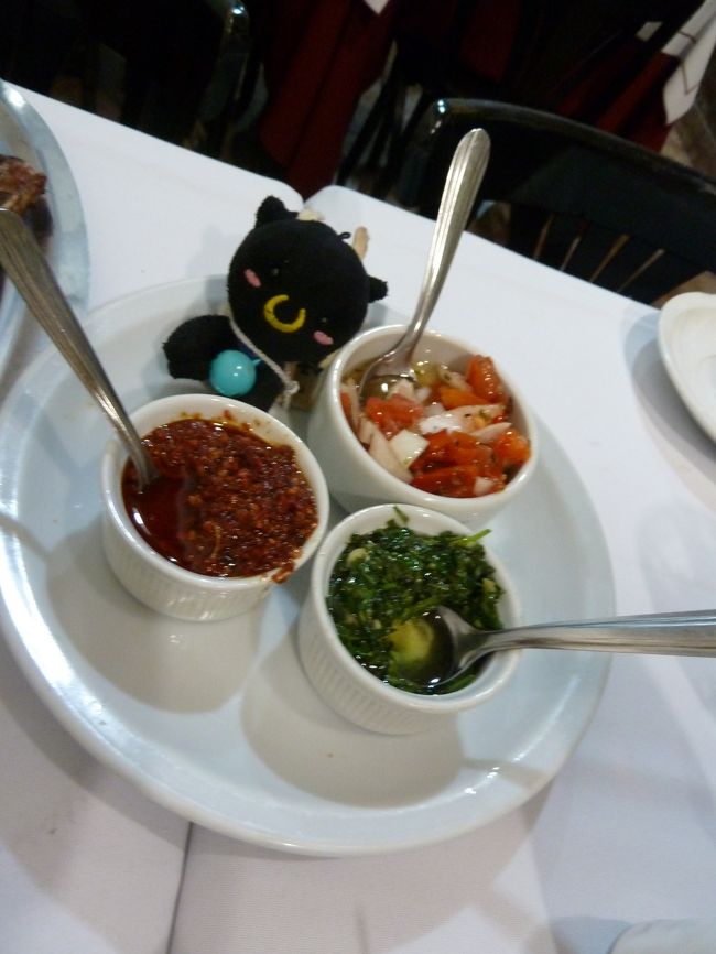 ソース。<br />お店のおじさんに相棒をお皿に乗せられました。