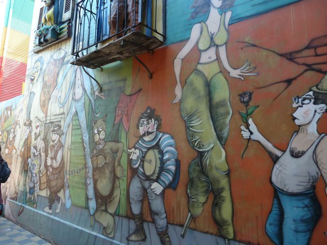 こういう絵が壁に書かれまくってました。