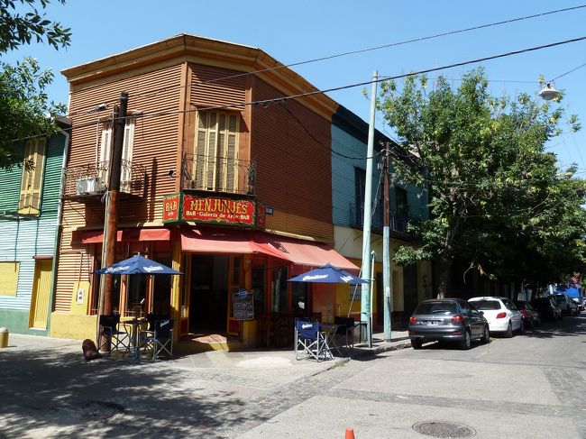 夜はタンゴをやっている建物らしい。<br />でも、このあたりは治安が悪そうなので夜は来ない方がいいと思う。