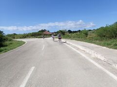 コンドイビーチまでは自転車で約10分。坂も少なくてめちゃめちゃ気持ちいいです。