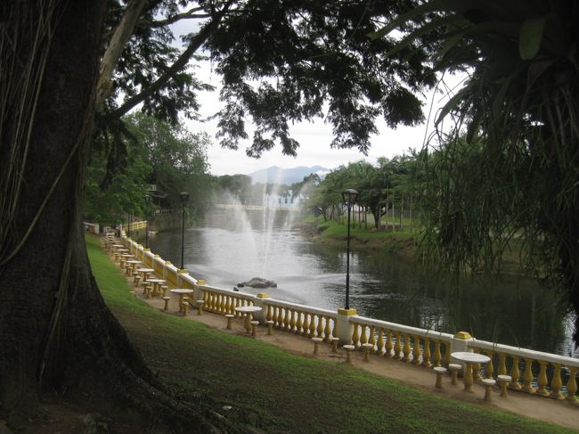 奥に見えていた噴水の方へ