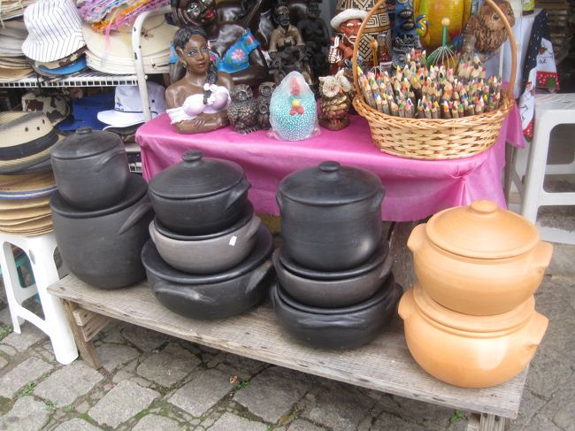 そろそろ昼メシへ<br />お土産屋にはバヘアードの鍋が並びます<br />ダッチオーブンとタイの土鍋を足して２で割ったような感じ