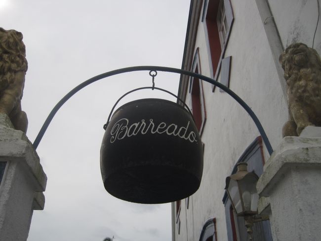 ビラ配りのおにいちゃんに割引広告ももらって店内へ<br />入口にはバヘアード鍋の装飾