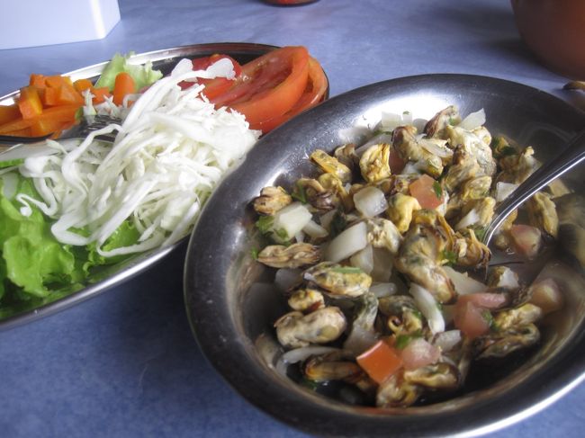 そして食べ始めてもまだ他の料理がサーブされてきます！<br />生野菜にムール貝のマリネ（というより味はナマスって感じ）