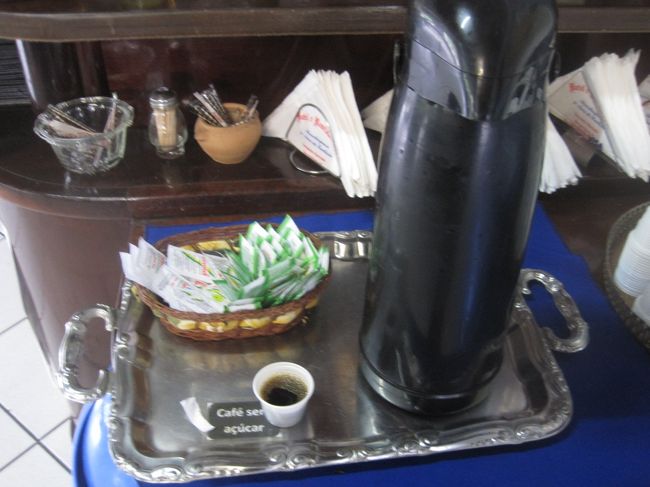 なんとか頑張って４割ほど食べました．．．<br />このあと移動じゃなければ持ち帰り頼んだなぁ<br /><br />んでお勘定して、ブラジル定番「食後の無料コーヒー」を１杯