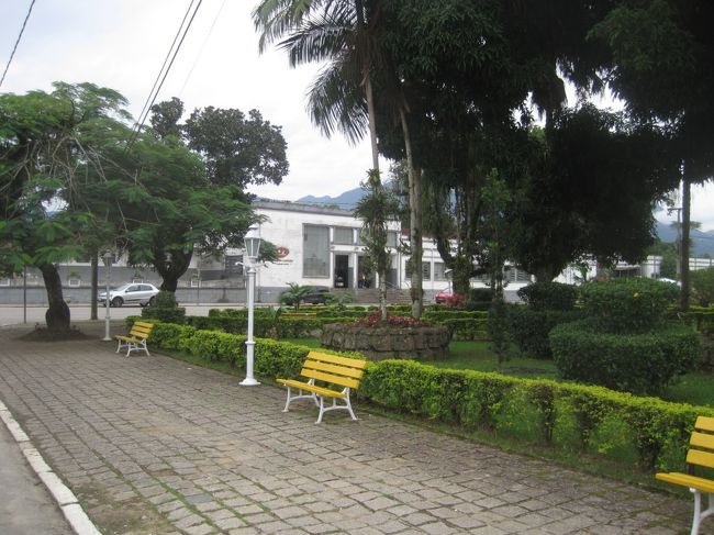 ところがバスチケットは売り切れ！<br />次の便も３時間近くあととのことなので