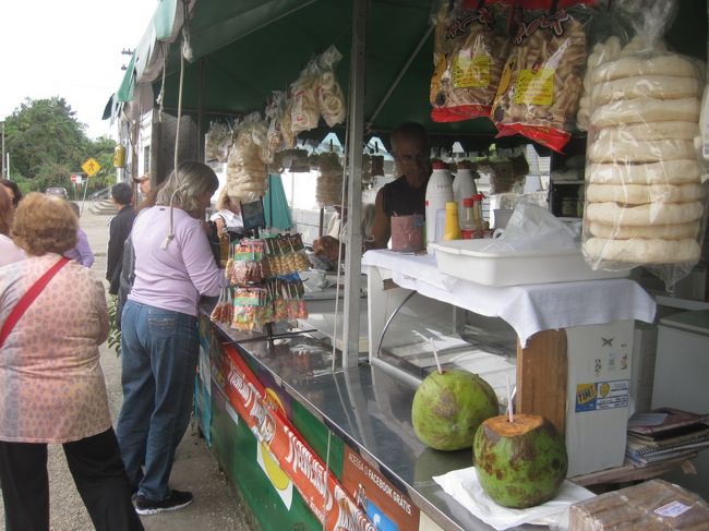駅の脇の土産＆飲み物屋<br />発車待ちの人でけっこう繁盛してました