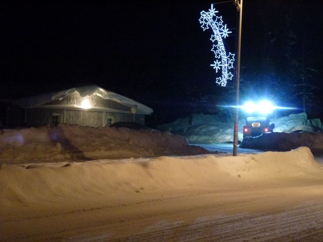 ロバニエミへ。<br />なんと、、、<br />バスが満席で３時間たちっぱなし。<br />あり得ないッス〜〜〜。