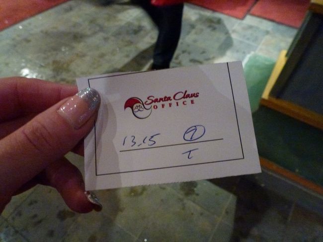 サンタクロースに会うには整理券が必要でした。