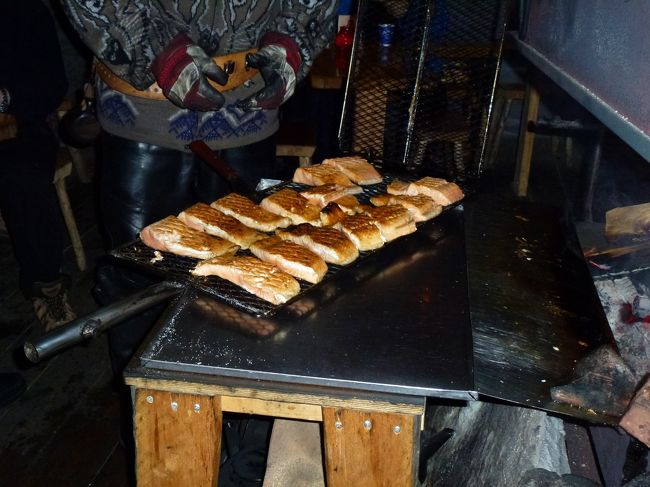 サーモン焼いてます。