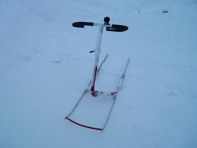 足でこいで雪の上をすすむやつ。<br />歩くよりは楽かもしれないが雪が深いと沈んじゃうのでNG<br />本気でこいだら汗をかきました。