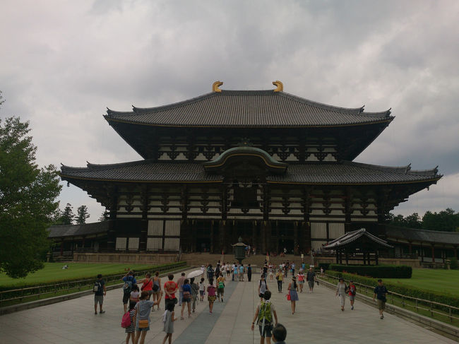 屋根の金が、目立つ大仏殿。<br /><br />